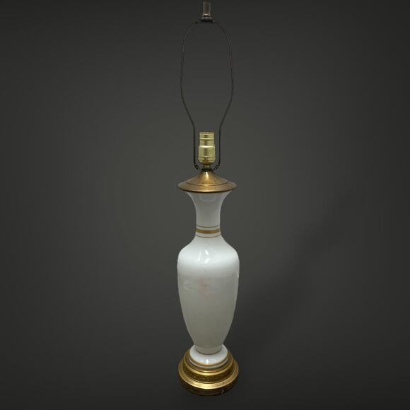 Vintage Porcelain Floral Table Lamp–Hand Painted Ceramic with Gilded Brass Base - Picture 6 of 7